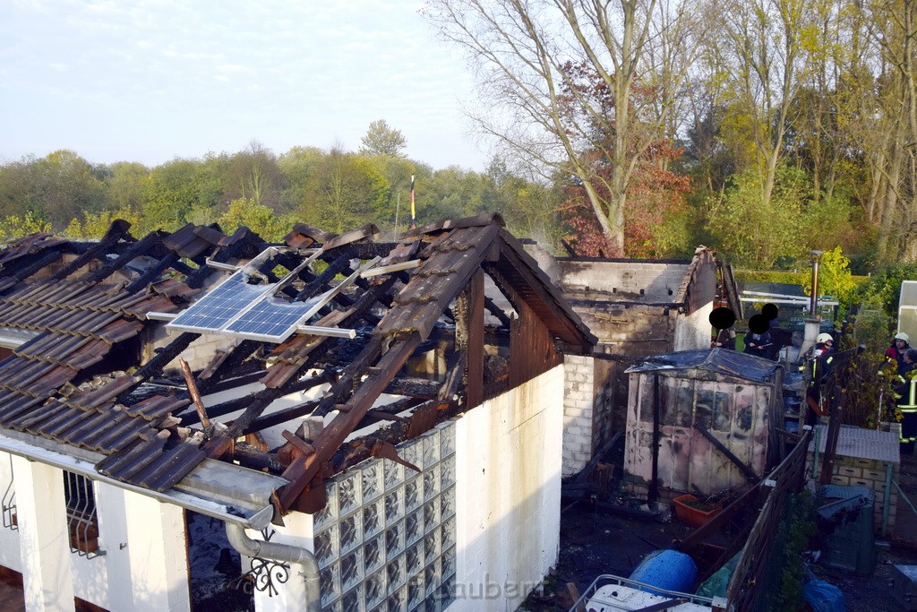 Feuer 1 brannten 3 Lauben Koeln Fuehlingen Kriegerhofstr P032.JPG - Miklos Laubert